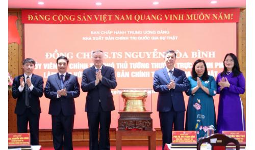 Phó Thủ tướng Thường trực Chính phủ Nguyễn Hòa Bình thăm và làm việc với Nhà xuất bản Chính trị quốc gia Sự thật